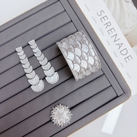TIANSHE Luxuriöses Meerjungfrauen-Schuppen-Set: Breiter Armreif, Ring & Ohrringe mit Muscheleinlage und Zirkonia – Offenes Statement-Armband für Damen