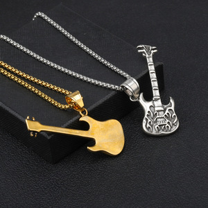 Collana Unisex alla Moda con Ciondolo a Forma di Chitarra in Acciaio Inox 316L Placcato Oro e Rodio Stile Punk - Product Image 3