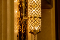 Applique murale LED cylindrique de luxe en cristal doré avec abat-jour en maille losangée, à intensité variable, pour projets de couloirs et halls d'hôtels