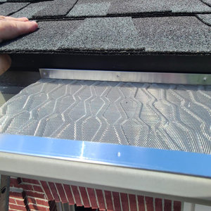 Rete di protezione per grondaie in micro alluminio con filtro antifoglie per la protezione dell'acqua piovana sul tetto, per uso residenziale, commerciale e <span class=keywords><strong>giardino</strong></span>. - Product Image 4