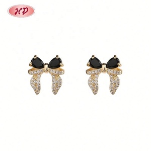 Juego de Joyería Clásico con Lazo Chapado en Oro de 18K, Collar y Aretes con Zirconia en Forma de Corazón Negro para Mujer, Ideal para Bodas y Fiestas - Product Image 6