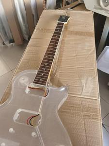 Tamamen şeffaf akrilik malzemeden yapılmış yüksek kaliteli bir elektro gitar - Product Image 3