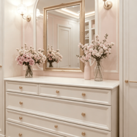 Dressing moderne sur mesure blanc crème avec armoire encastrée, commodes, miroir de maquillage et fermeture douce, de luxe, pour fille