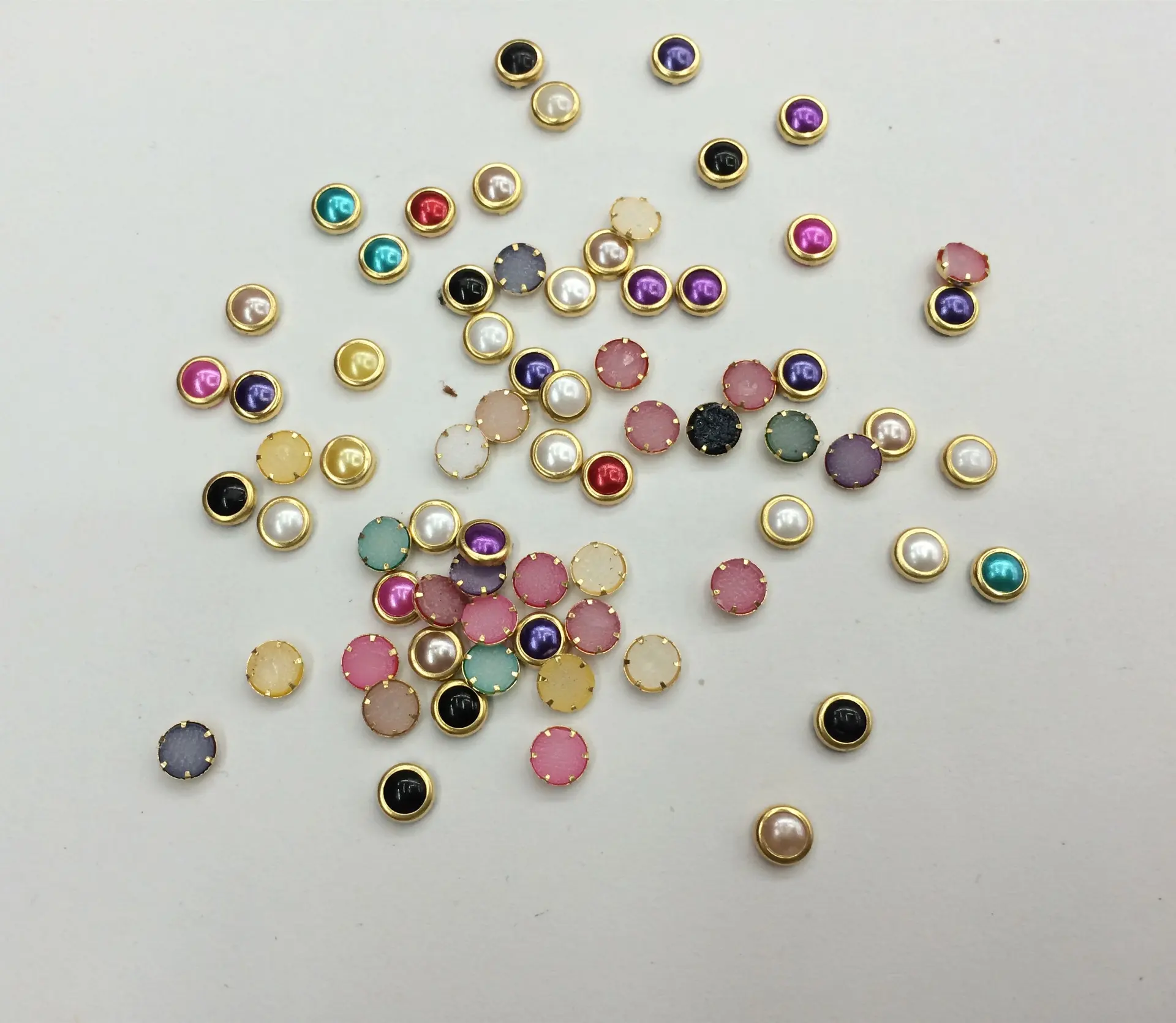 1 bolsa de perlas multicolores con abalorios para uñas con borde dorado, remache de perlas surtidas acrílicas para decoración de uñas 3D de 1000 cuentas, uñas con perlas de 4 mm (S11)