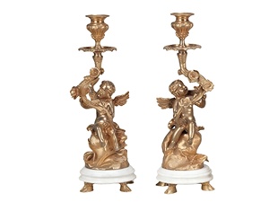 Par de Estatuas Pequeñas de Cupido Estilo Rococó, Doradas, de Latón Ormolu con Base de Mármol, 1 Candelabro, para Hogar y Religión - Product Image 1
