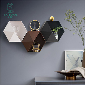 Maceta de pared poligonal de plástico PP, florero colgante para decoración de oficina, hogar y jardín. - Product Image 4