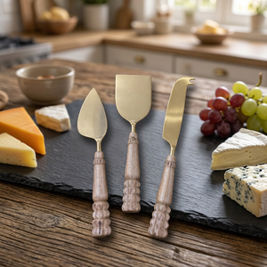 Ensemble de 3 couteaux à fromage, lames en métal doré avec manches en bois sculpté, pour étaler et servir, élégant pour couper le fromage - Product Image 3