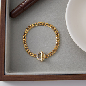 Pulsera de cadena de acero inoxidable con baño de oro de 18K y cristales engastados con cierre de barra en T para mujer. - Product Image 2