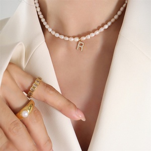 Collar de Alta Calidad con Cadena de Perlas Naturales de Agua Dulce, Acero de Titanio y Colgante con Letra Inicial de 26 Circonitas - Product Image 3