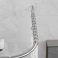Tringle de douche incurvée en acier inoxydable, style minimaliste moderne, en forme d'éventail. Assistance en ligne pour les salles de bain.