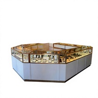 Comptoir de réception en acrylique blanc incurvé avec éclairage LED, design personnalisé, concept de magasin de bijoux Artistic Wave Ceiling Jewelry, partenaire Fortune 500