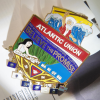 Broche à chaîne en alliage de zinc émaillé LGC personnalisée 2024 avec breloques drapeau pour événement