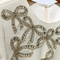 Robe décontractée OEM de haute qualité pour femme, motif léopard, en PU et acétate, écologique, à pois, avec volants en cascade, style européen, fermeture éclair, décolleté en V profond
