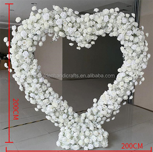 Arco di fiori a forma di cuore rosso arredo esterno in piedi rosa con arco di nozze sullo sfondo per eventi di san valentino - Product Image 6