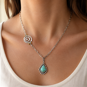 Collana con Ciondolo a Spirale e Rombi, Design Vintage per Donne - Product Image 3