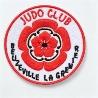 Écusson brodé rond personnalisé en feutre, logo du club de judo, écussons thermocollants, badge brodé fleur rouge pour uniforme et vêtements