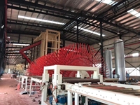 Ligne de production entièrement automatique de panneaux de particules, équipement de fabrication de panneaux de particules, machine à compresser les palettes en bois