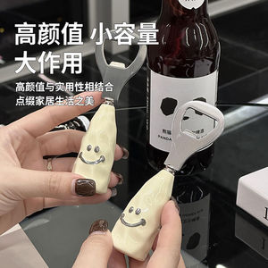 Abridor de botellas con diseño de cara sonriente, de acero inoxidable con base de cerámica, diseño vertical para abrir cerveza - Product Image 4