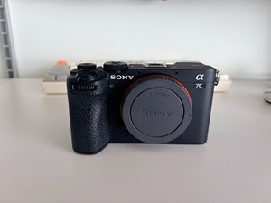 กล้องมิเรอร์เลส <span class=keywords><strong>Sony</strong></span> <span class=keywords><strong>Alpha</strong></span> A7C II มือสอง ความละเอียด 4K 60p เซ็นเซอร์ CMOS 33MP รองรับ SD Card เหมาะสำหรับถ่ายภาพบุคคลและสัตว์เลี้ยง - Product Image 2