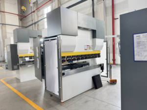 เครื่องกดเบรก CNC ขนาดเล็กความแม่นยำสูงเครื่องดัดโลหะอลูมิเนียมไฮดรอลิกเซอร์โวมอเตอร์อัตโนมัติสำหรับโลหะพีวีซี - Product Image 4