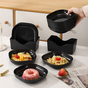 Assiettes carrées noires en plastique pour servir, stocker et organiser aliments, café et thé - Product Image 1