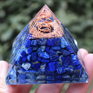 Pyramide en résine époxy avec copeaux de cristal de Lapis Lazuli, ornement décoratif pour la maison et le bureau, objet de collection - Product Image 3