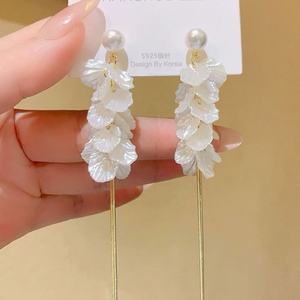 Boucles d'oreilles clous tendance pour femme, en alliage de zinc, avec pampilles géométriques en forme de pétales, perles et fleurs, style français élégant et romantique, pour soirée - Product Image 1