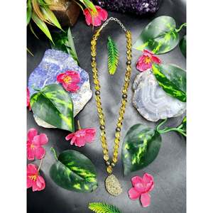 Collier Mala en perles de citrine et de pyrite avec pendentif en pierre brute de pyrite - Réveillez votre force intérieure et votre abondance - Product Image 1
