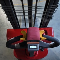 Transpalette électrique avec précision et haute efficacité rend les opérations d'entreposage plus faciles.