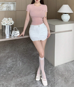 Camiseta básica <span class=keywords><strong>de</strong></span> manga corta para mujer, color rosa, con cuello redondo, bordado <span class=keywords><strong>de</strong></span> corazón, fruncido lateral y ajuste ceñido - Product Image 4