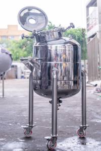 خزان تخزين صحي صغير سعة 50 لتر و100 لتر و200 لتر و300 لتر من الفولاذ المقاوم للصدأ 304 و316L للمستحضرات التجميلية والمواد الكيميائية والحليب والعصير، مزود بعجلات - Product Image 2