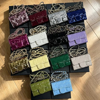 Sac de téléphone unisexe de luxe en cuir avec chaîne détachable, pochette compacte étanche à bandoulière avec lettres en relief, élégante et tendance