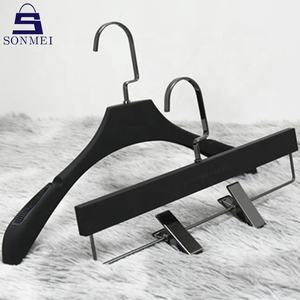 Appendini per abiti in gomma antiscivolo in plastica con gancio nero pistola - Product Image 6