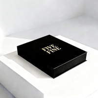 Boîte de shopping en carton bleu foncé de luxe personnalisée, boîtes cadeaux pour vêtements, t-shirts, avec logo en relief, laminage mat et fermeture magnétique