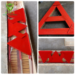 Resistente in erba artificiale triangolo spazzola in acciaio telaio in plastica setola tappeto erboso pettinatura strumento per il campo da calcio - Product Image 6