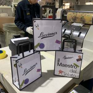 Sacs en papier kraft imprimés de luxe en gros KM, avec poignée, recyclables, pour la vente au détail, logo de marque de vêtements, sacs d'emballage personnalisés pour les achats - Product Image 1