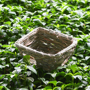 Nichoir pour oiseaux fait main en paille, taille moyenne, en forme carrée, en matériau végétal - Product Image 2