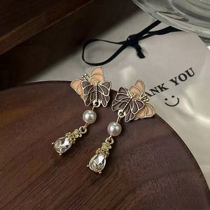 ต่างหูระย้าทรงเข็มเงินประดับพู่ผีเสื้อคู่ ดีไซน์หยดน้ำมันยาวประดับมุกเทียมและเพชร สำหรับผู้หญิง แฟชั่นอินเทรนด์ วัสดุอัลลอยด์ เหมาะสำหรับงานปาร์ตี้ - Product Image 4