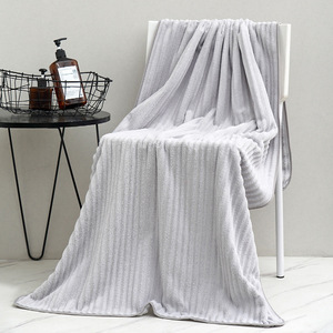 Toalla de Baño Extra Grande de Felpa de Coral Premium - Ultra Suave, Gruesa y Altamente Absorbente, de Secado Rápido para Adultos, Niños, Hogar y Playa - Product Image 1