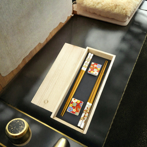 Coffret de baguettes à sushi en bois écologiques de style japonais - Cadeau d'affaires avec repose-baguettes en céramique - Product Image 3
