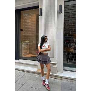 Minifalda Casual de Verano Riley, Estilo Urbano con Cintura Imperio, Pliegues Estampados, Tela Gris Humo - Product Image 6