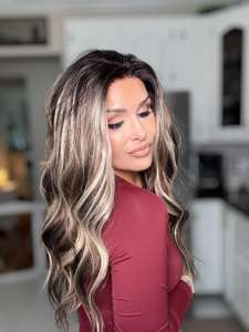 Perruque synthétique à dentelle HD 13x4 Utah Curls la plus vendue pour une ligne de cheveux scandinave invisible, longue, bouclée, brune, résistante à la chaleur, 20 pouces - Product Image 2