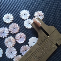 Perles de fleurs en nacre naturelle personnalisées en gros pour la fabrication de bijoux