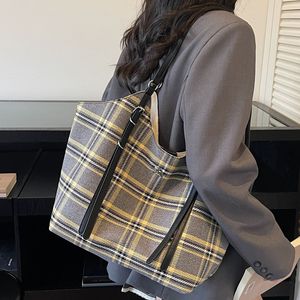 Nouveau sac en toile décontracté grande capacité, sac fourre-tout vintage à carreaux minimaliste, sac à bandoulière polyvalent et tendance - Product Image 3