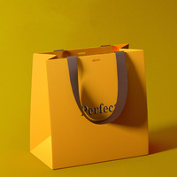 Vente en gros de sacs d'emballage de cadeaux en papier d'art recyclables de luxe avec poignées de ruban pour vêtements, sous-vêtements, chaussettes, chaussures