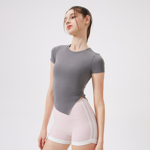 Camiseta deportiva de yoga para mujer, cuello redondo, corte ajustado, dobladillo curvo irregular, manga corta, transpirable, para gimnasio, pilates y entrenamiento. - Product Image 1