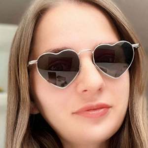 Lunettes de soleil pour femme avec logo personnalisé, monture fine, en métal, protection UV400, forme cœur - Product Image 1