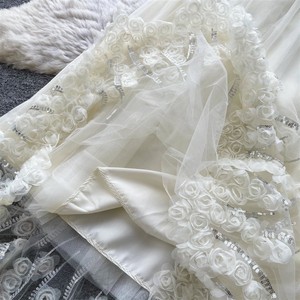 Ensemble élégant deux pièces pour femme : Haut en dentelle et sequins à col en V, et jupe longue en tulle à fleurs 3D – Robe de soirée de célébrité - Product Image 4