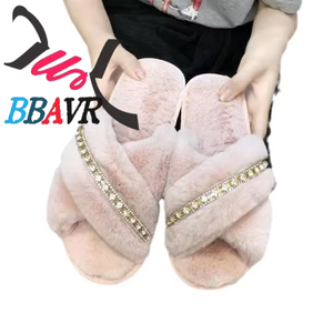 Venta al por mayor: Nuevas pantuflas de invierno con cadena de colores cruzados, diamantes brillantes, a la moda, para interiores, antideslizantes, cálidas, suaves, peludas, con puntera de TPR. - Product Image 5