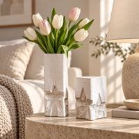 Vase à fleurs en céramique blanche avec relief géométrique en forme d'étoile, vase sculptural pour la décoration moderne de la maison
